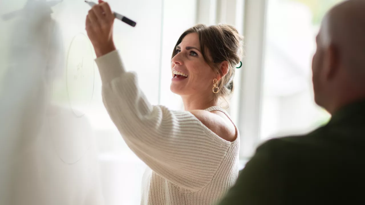 Dialogerend leiderschap_Anneleen aan whiteboard