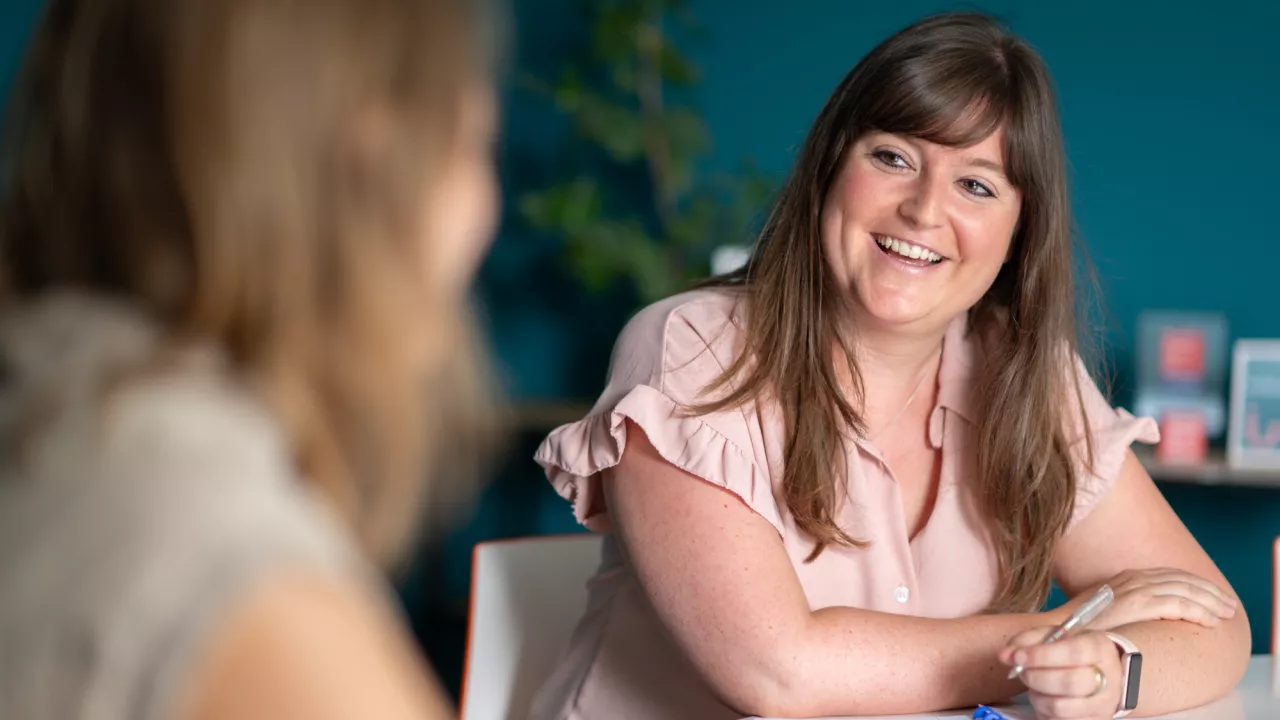 Outplacementcoach Xenia is in gesprek om advies te geven na ontslag